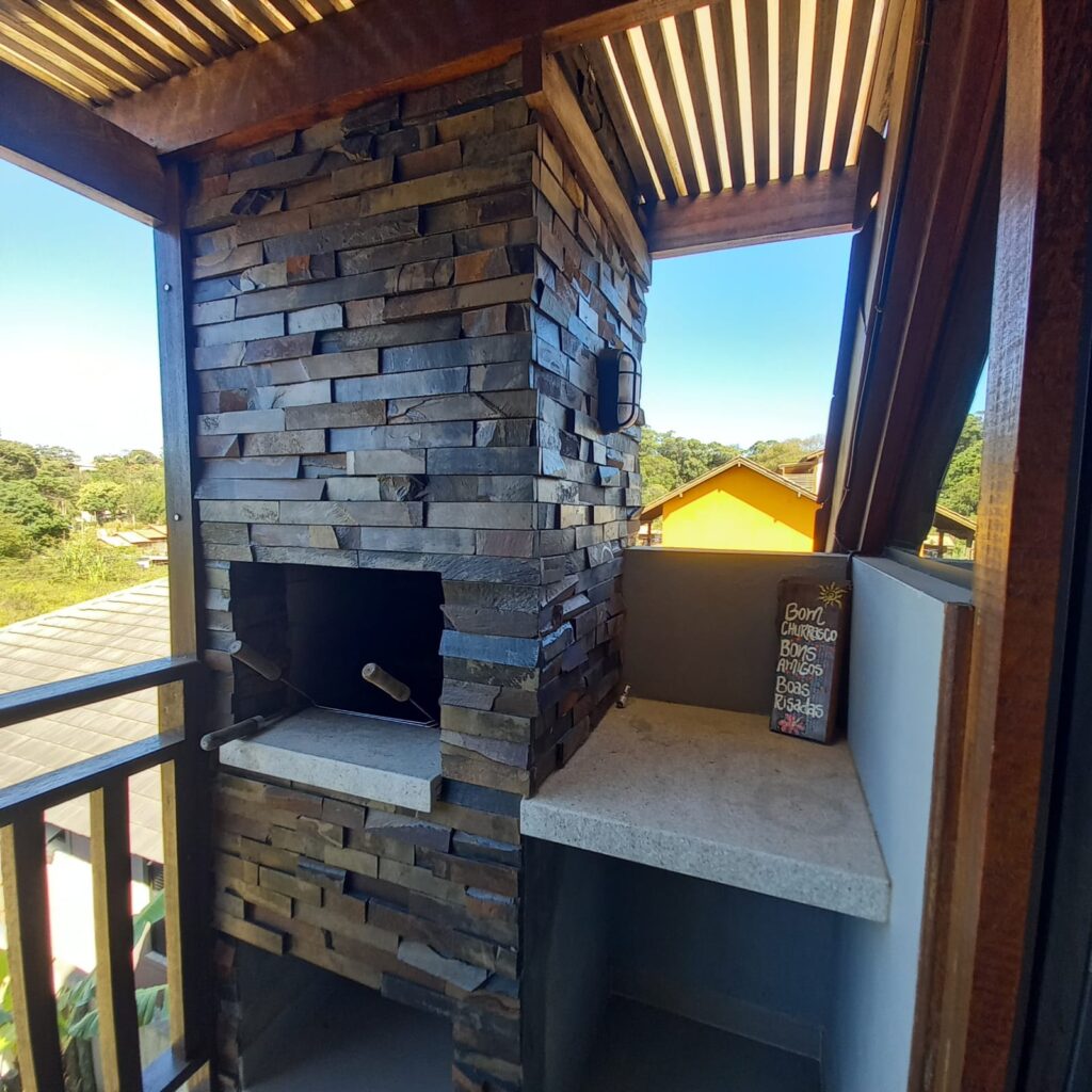 Área de churrasqueira da Casa Alpina do Rosa para lazer na Praia do Rosa
