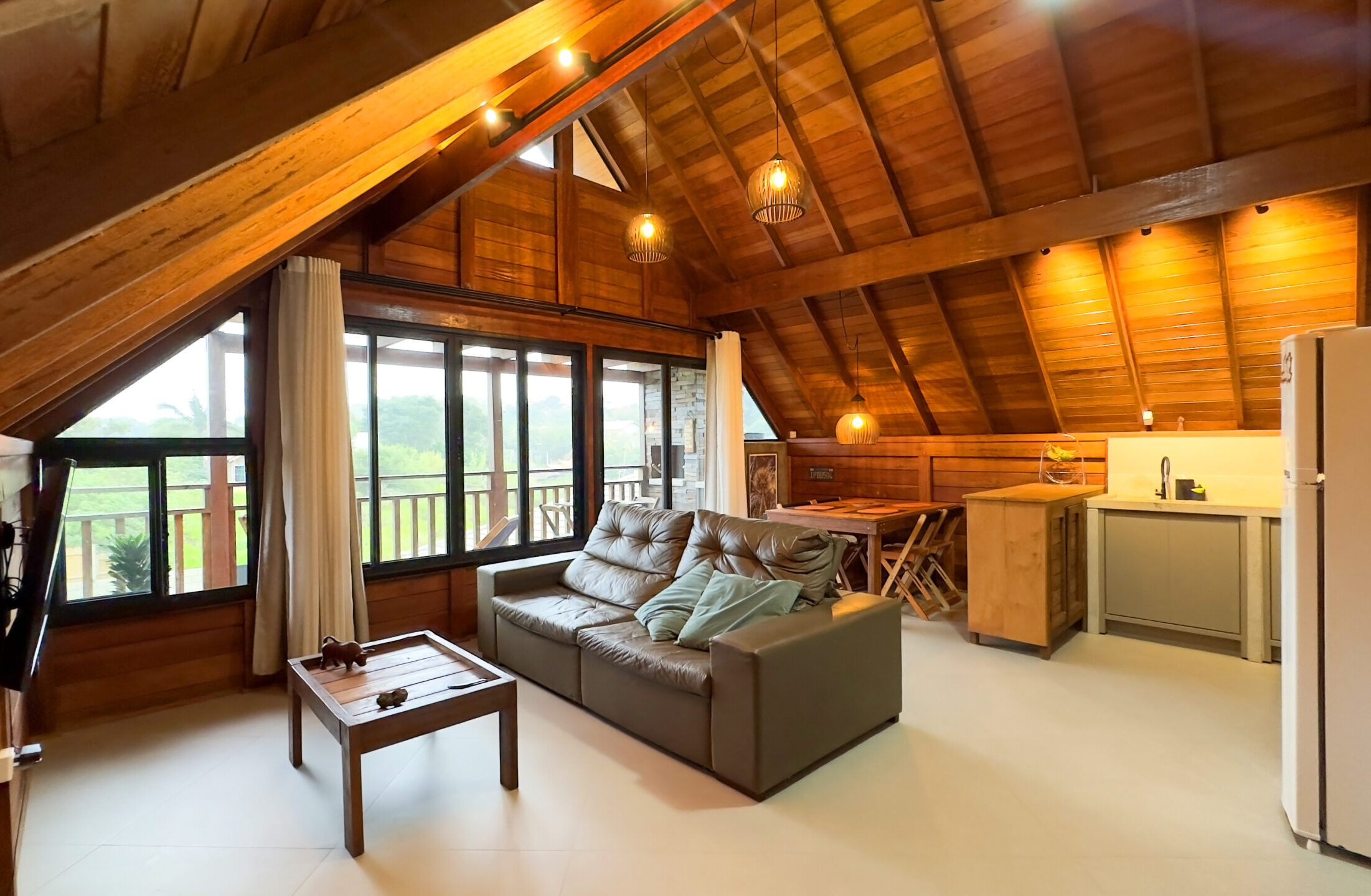 Casa Alpina do Rosa: um refúgio de sofisticação e aconchego, inspirada no design rústico e elegante de chalés suíços alpinos. Toda em madeira, a casa combina o charme clássico com um ambiente moderno e acolhedor, oferecendo um toque de requinte nos detalhes. Com um espaço amplo e bem planejado, a integração dos ambientes proporciona momentos perfeitos de lazer e diversão para todos os hóspedes. Um verdadeiro paraíso, onde a beleza da natureza se encontra com o conforto e a elegância, criando uma experiência única e inesquecível